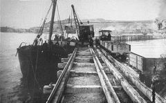 Unloading-Coal-on-the-Harbour-Arm-in-1898